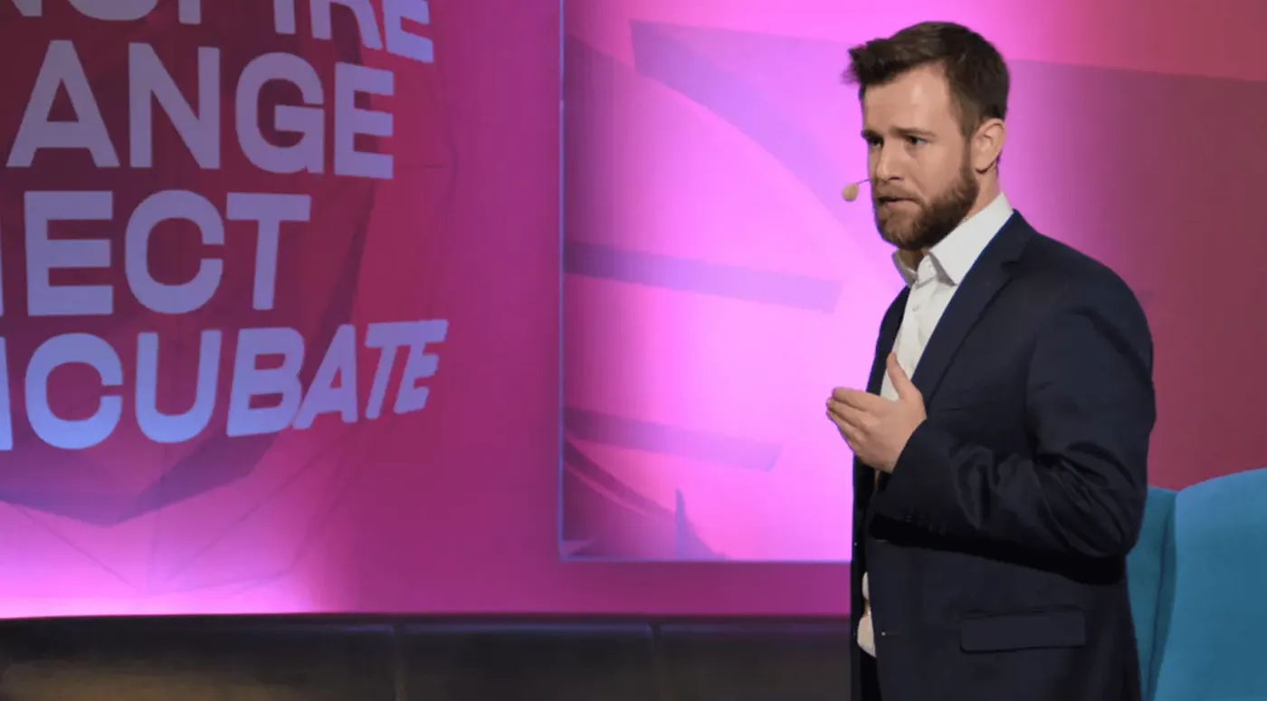 Florian Hübner auf einer Konferenzbühne